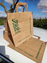 Cargar imagen en el visor de la galería, Bolsa Kraft Asa Plana XS (22+10x29cm) (personalizada a 1 tinta- a 2 caras)- 1500 unidades